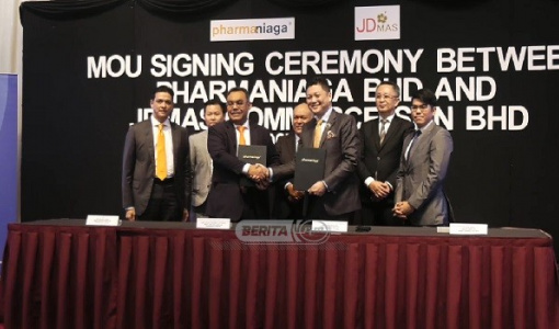 From left: Pharmaniaga Group executive director Zulkifli Jafar, JD.Com commercial country manager Elvin Lim, Pharmaniaga group managing director Datuk Zulkarnain Md Eusope, Pharmaniaga chairman Datuk Seri Zainal Abidin Mohd Rafique, JDMAS managing director Datuk Bruce Lim, JDMAS executive director Desmond Ng and JDMAS project director Eizaz Azhar