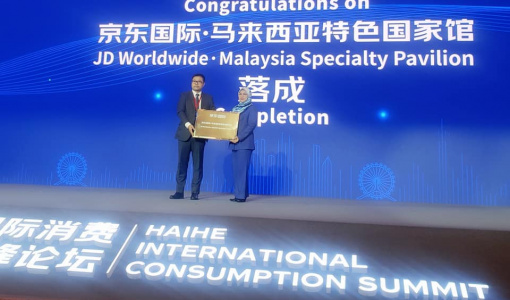 Trade Commissioner of Malaysia to China Receiving The Award