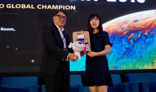 Ms. Jessy Yang receiving a token of appreciation from Mr. Song Hock Koon, Director of eCommerce from MDEC after her presentation
